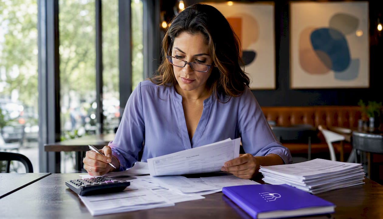 Mujer revisando facturas en oficina contable