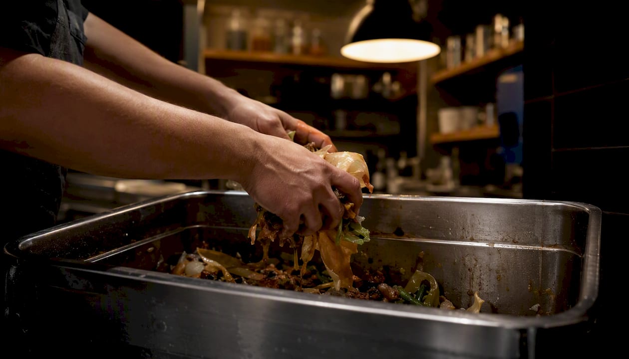 Tirando merma al cubo