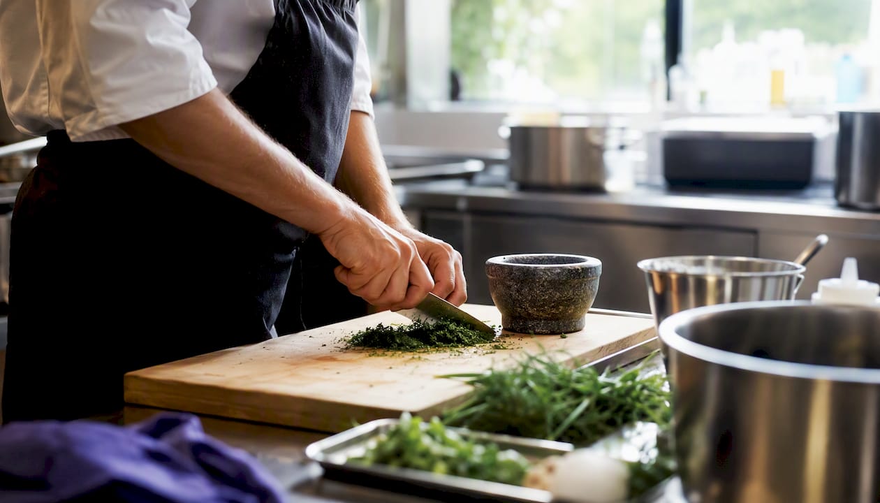 Un cocinero corta verdura fresca
