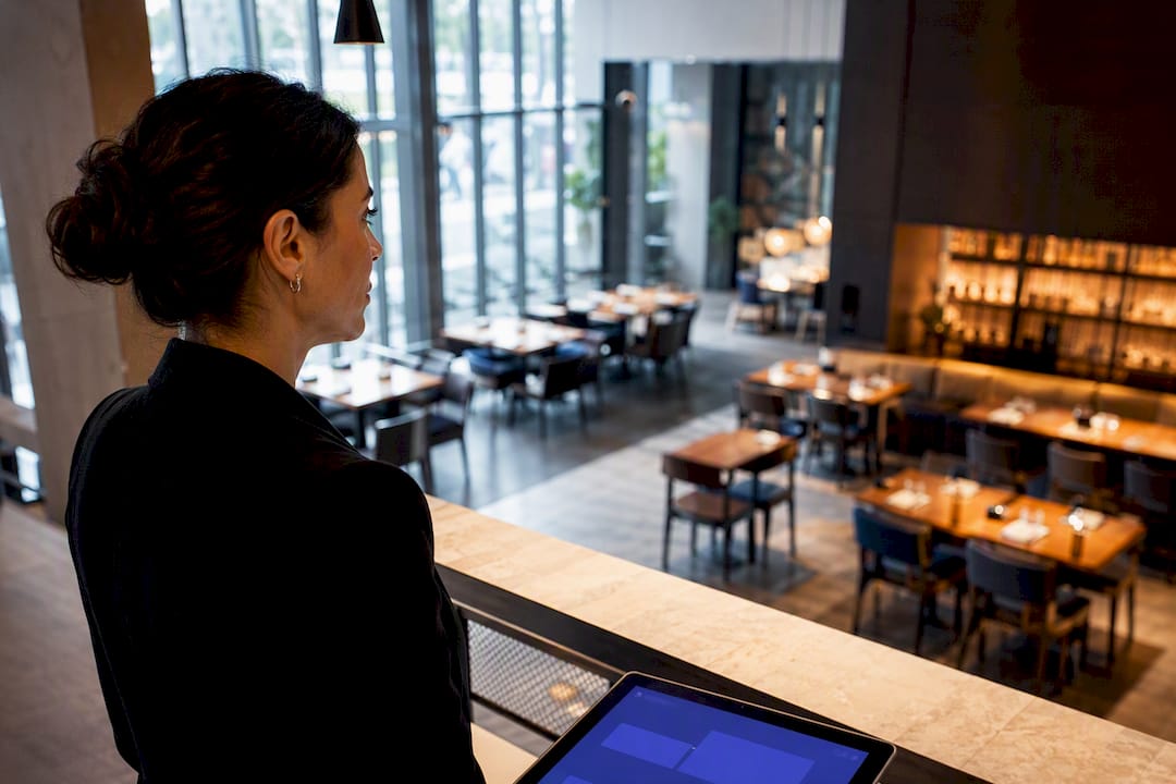 Gerente revisando KPIs semanales del restaurante