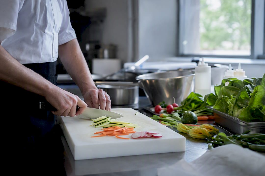 Cortando verdura en la cocina del restaurante